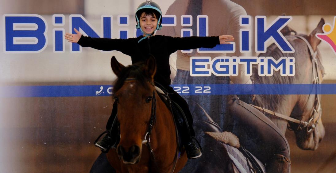 Ara tatili at üstünde geçirdiler
