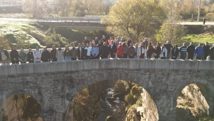 Körfez Belediyesi’nden Gençlerle Doğa Yürüyüşü