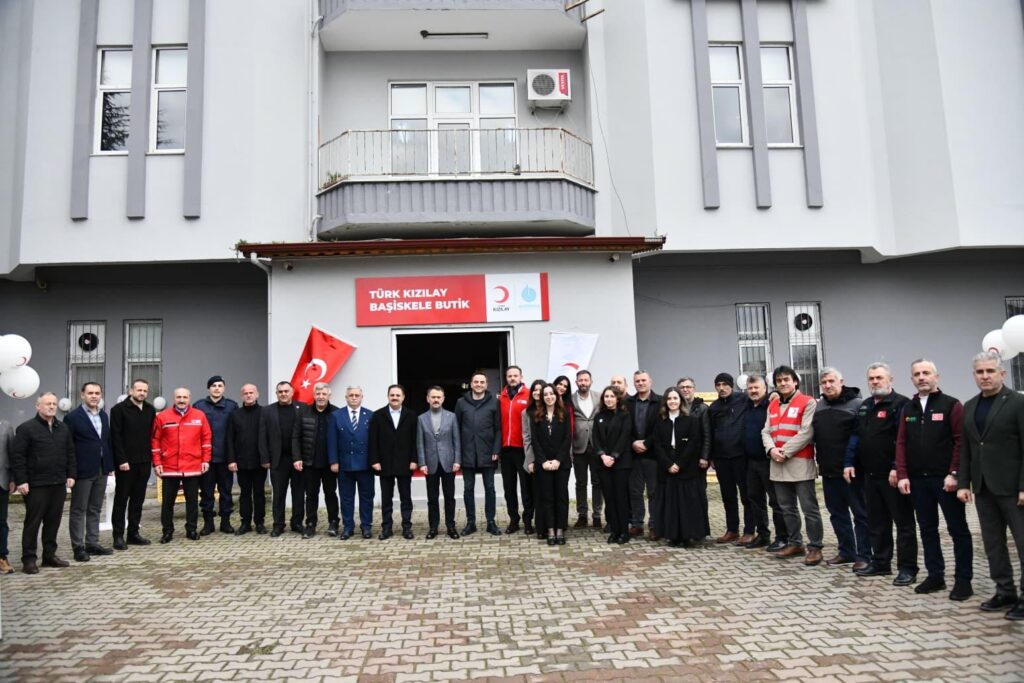 Vali İlhami Aktaş’tan Başiskele’de Kızılay Butik’e Ziyaret 3 WhatsApp Image 2026 02 21 at 16.21.33