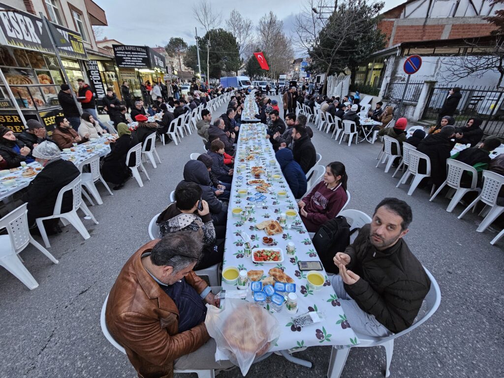 Gölcük'te 1200 Kişilik İftar Sofrası Kuruldu 3 1001060046