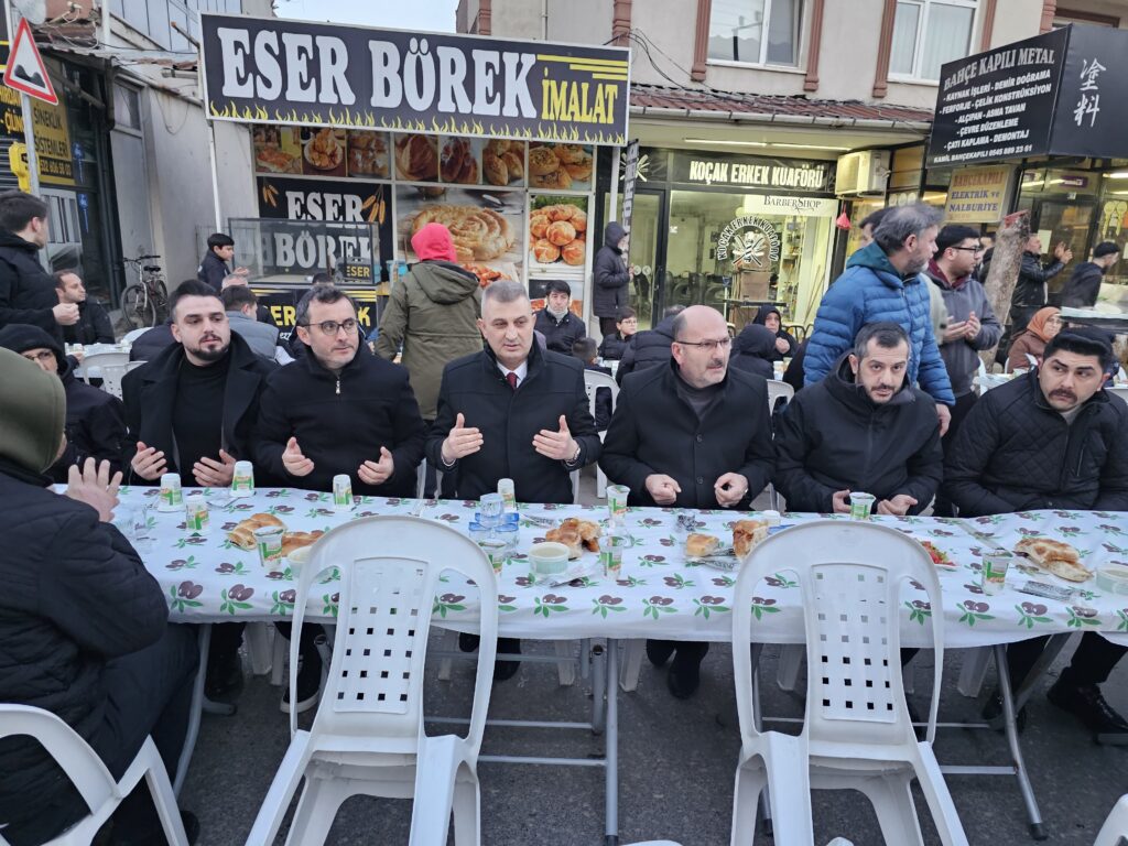 Gölcük'te 1200 Kişilik İftar Sofrası Kuruldu 4 1001060048
