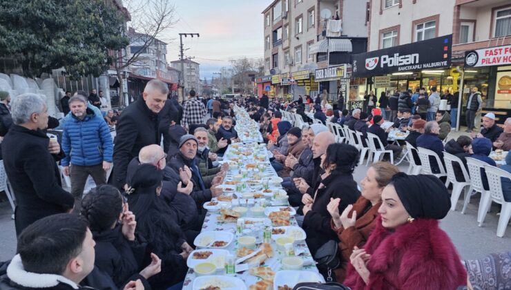 Gölcük’te 1200 Kişilik İftar Sofrası Kuruldu