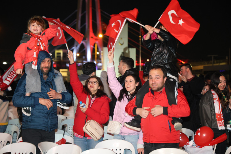 Milli coşku Kocaeli’yi sardı! Zafer dev ekranda izlendi 4 1774555965 800c02ce51
