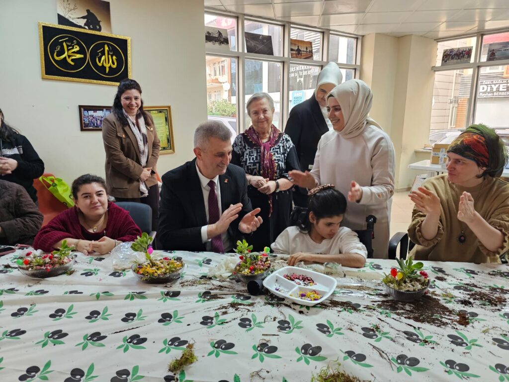 Gölcük’te Çiçekler Engelleri Aştı 3 2 2