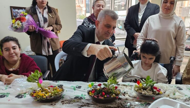 Gölcük’te Çiçekler Engelleri Aştı