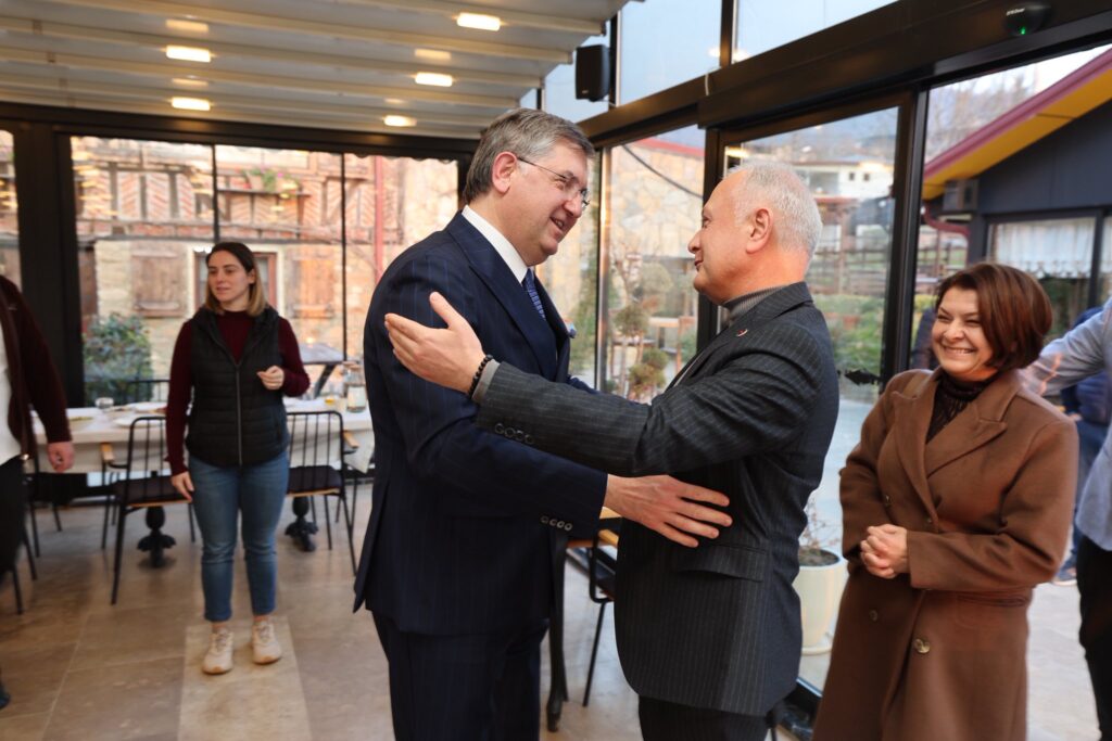 Başkan Çalık İftar Sofrasında Misafirlerini Ağırladı 3 Baskan Calik Iftar Sofrasinda Misafirlerini Agirladi 9