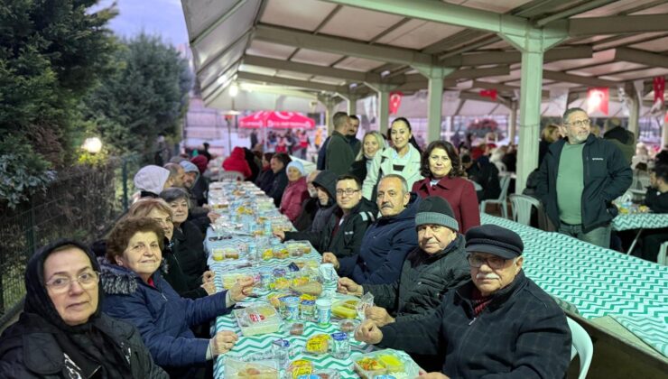 İzmit Belediyesi, dayanışma sofrasını Plajyolu’nda kurdu