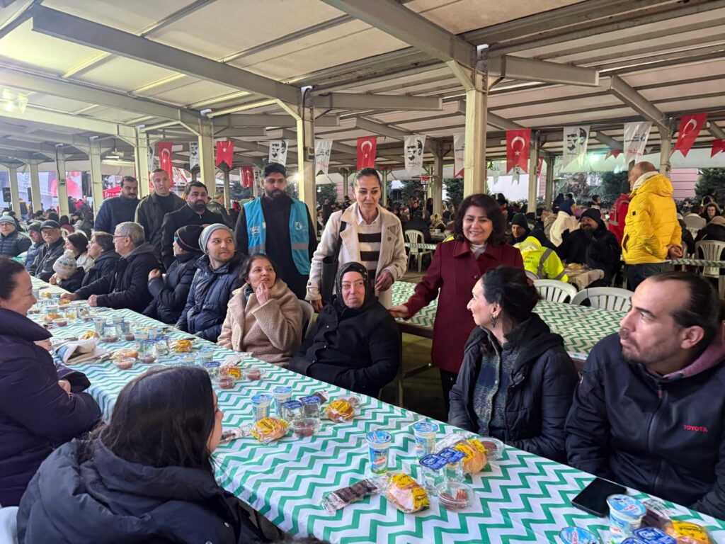 İzmit Belediyesi, dayanışma sofrasını Plajyolu’nda kurdu 3 Izmit Belediyesi dayanisma sofrasini Plajyolunda kurdu 6