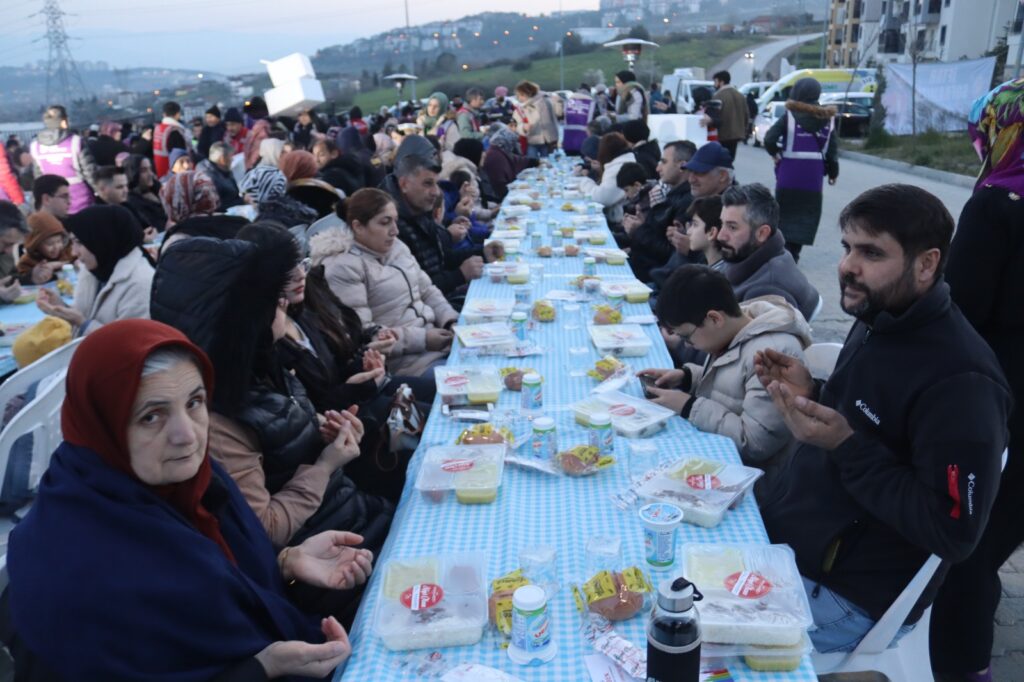 Izmit Belediyesinden Sepetcide dayanisma sofrasi 10