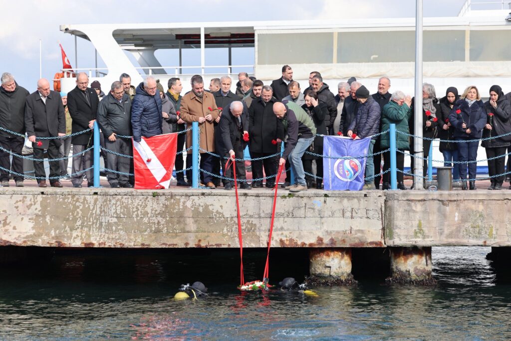Karamürsel’de Üsküdar Vapuru Faciası İçin Hüzünlü Anma 2 USKUDAR VAPURU FACIASI 68. YILINDA KARAMURSELDE ANILDI 3
