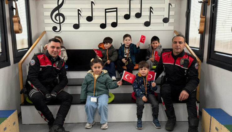 Yunus polisleri, çocukların gönlünü fethetti
