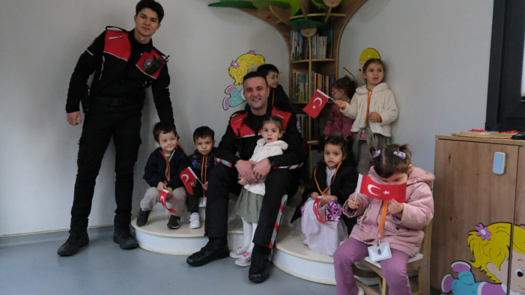 Yunus polisleri, çocukların gönlünü fethetti 3 1775826338 ba88881368