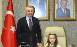 Başkan Büyükakın,koltuğu çocuklara bıraktı