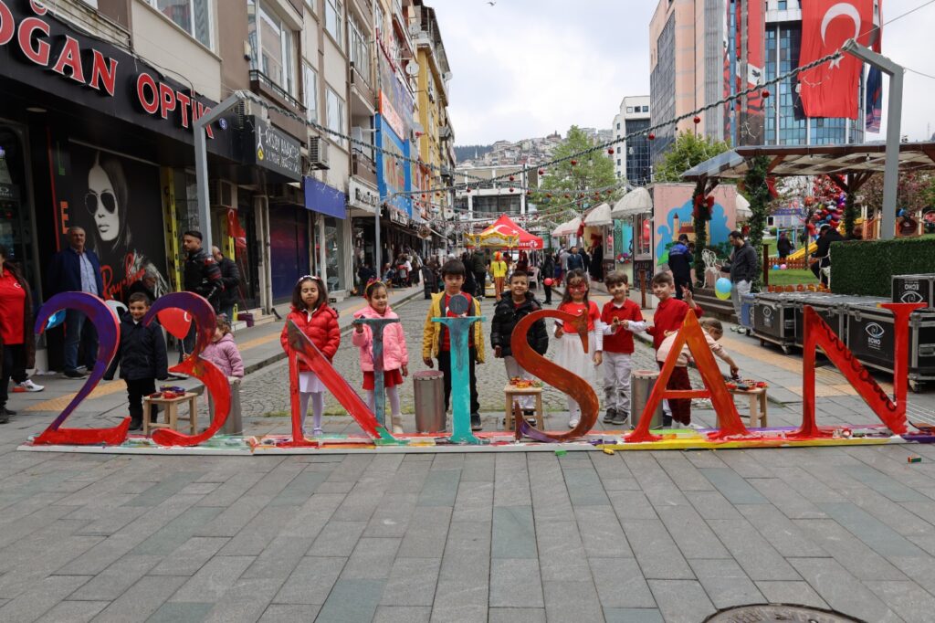 Belediye önü çocuklarla şenlendi 4 Izmitte 23 Nisan coskusu suruyor 3
