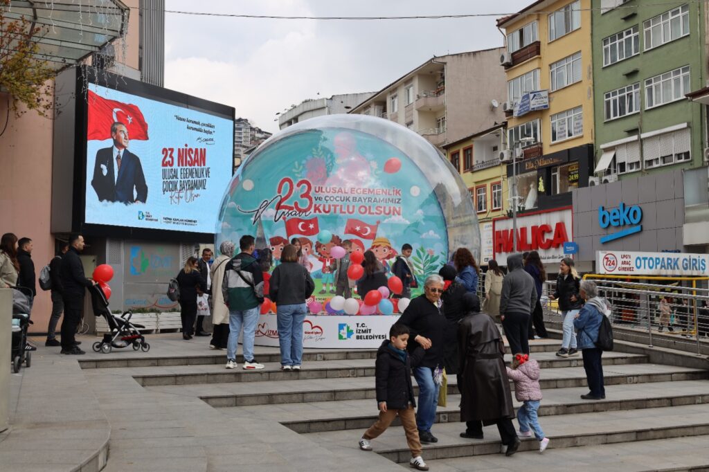 Belediye önü çocuklarla şenlendi 3 Izmitte 23 Nisan coskusu suruyor 4