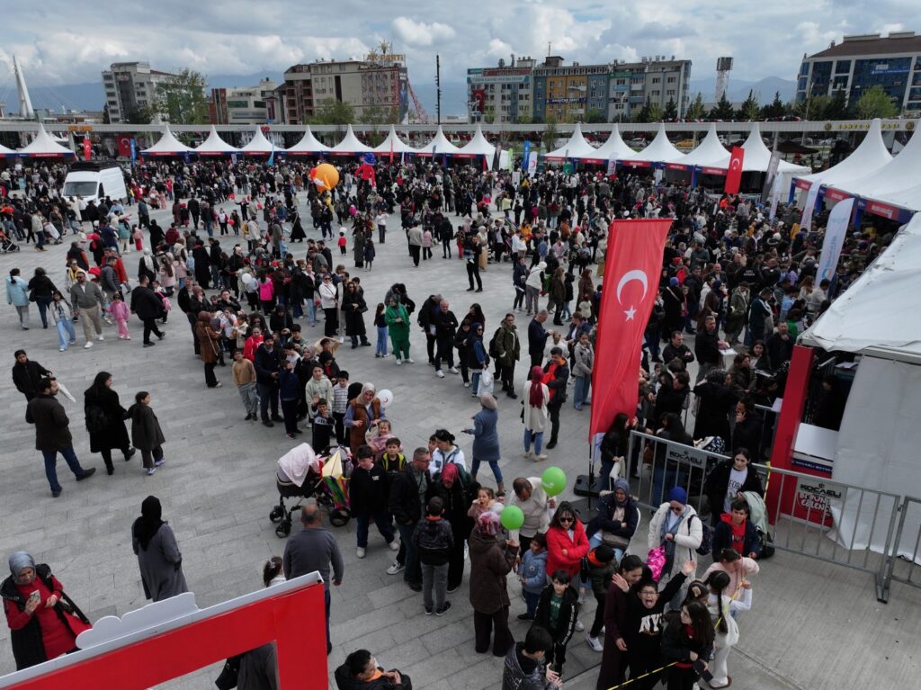 Milli Irade Meydani cocuklarla dolup tasti 1 1