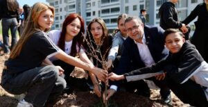 derincec2b4de fidanlar toprakla bulustu