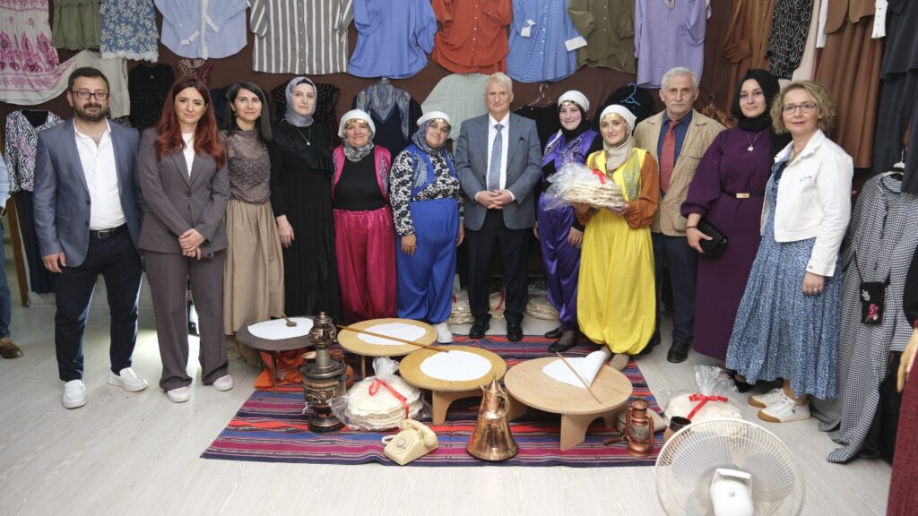 Alikahya İZMEK kursiyerlerinin el emeği ürünleri görücüye çıktı 3 Alikahya IZMEK kursiyerlerinin el emegi urunleri gorucuye cikti 2
