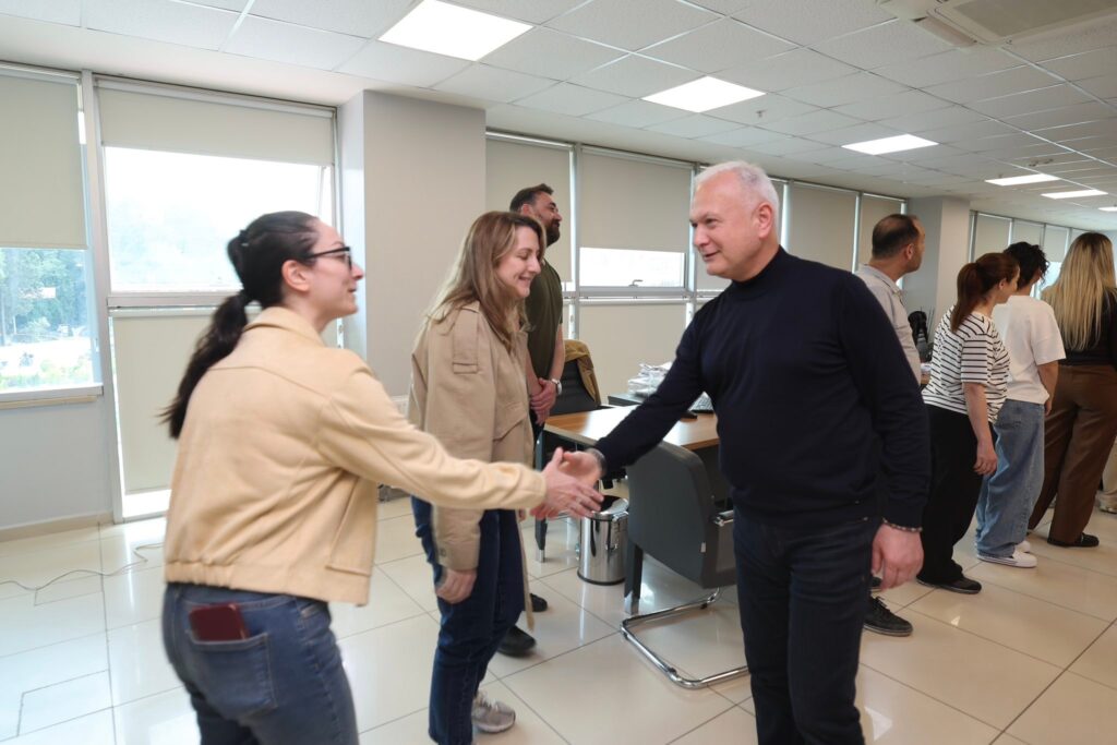BASKAN CALIK PERSONELIYLE BAYRAMLASTI 16