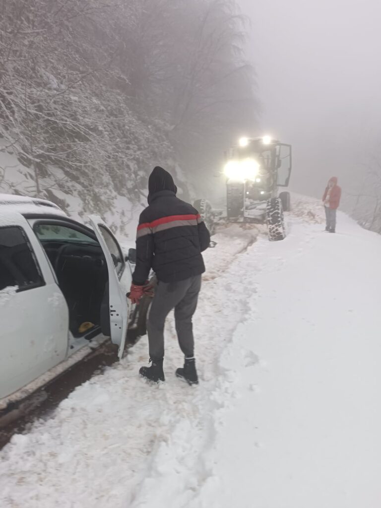 Buyuksehir ekipleri mahsur kalanlari da kurtardi 3