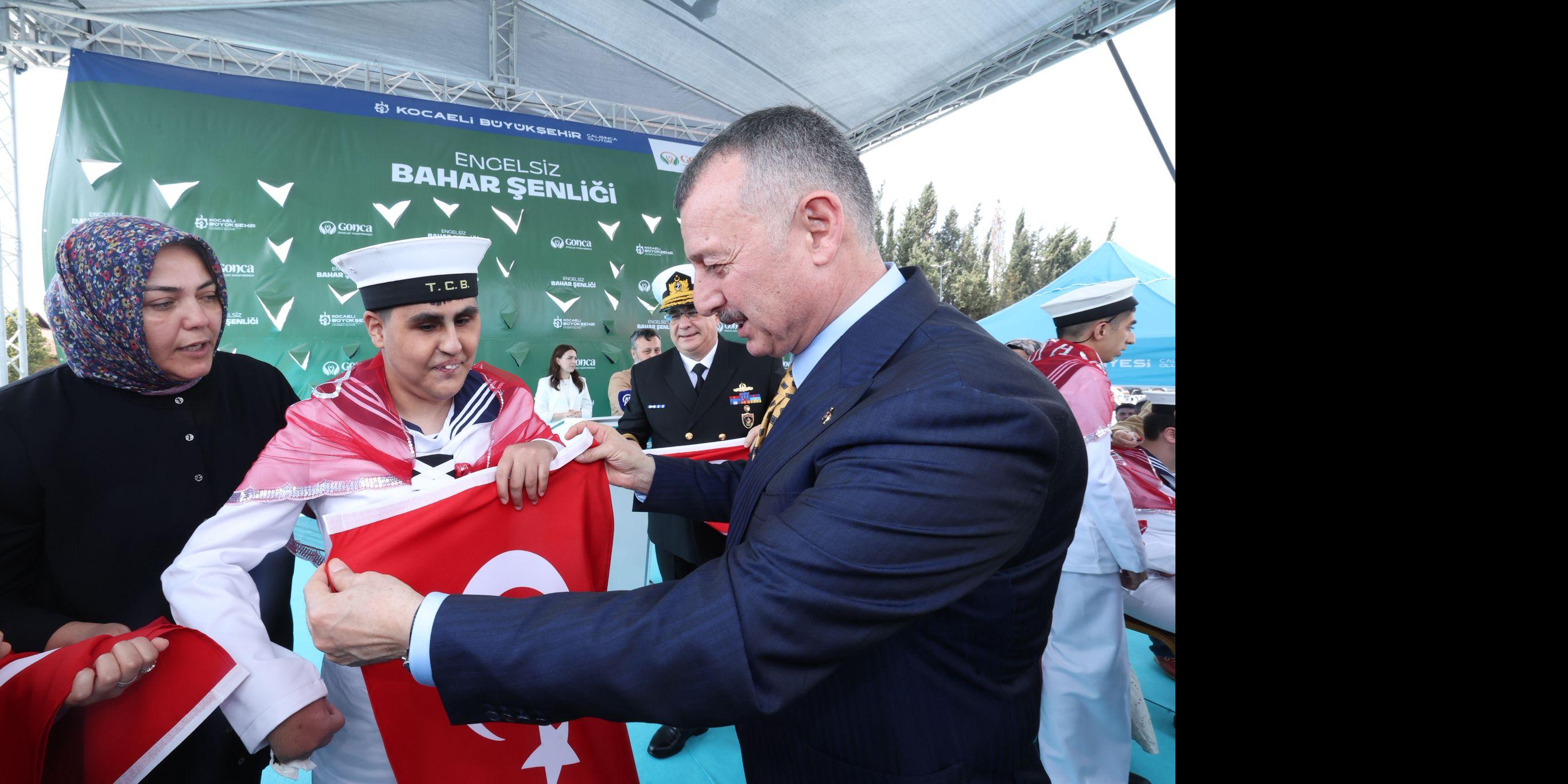 Vatan aşkıyla, çakı gibi asker oldular: