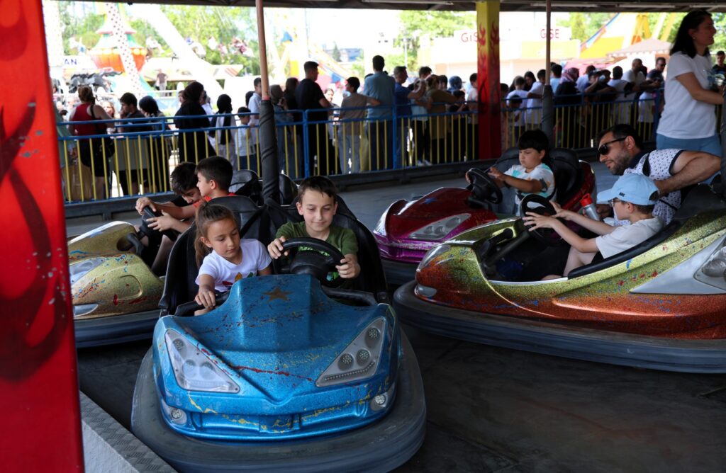 Karneval coşkusu lunaparkta katlanıyor 3 135170