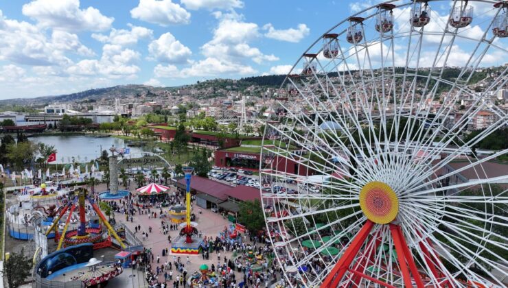 Karneval coşkusu lunaparkta katlanıyor