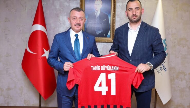 Şampiyon Gölcükspor kupasıyla Başkan Büyükakın’a geldi