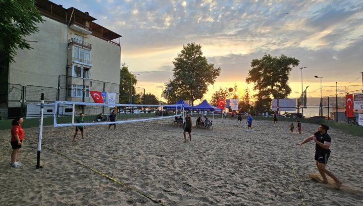 Gölcük’te Plaj Voleybolu Heyecanı Başlıyor