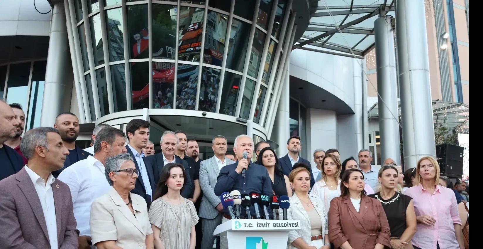 CHP’liler ikinci kez İzmit Belediyesi önünde bir araya geldi