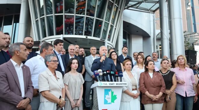 CHP’liler ikinci kez İzmit Belediyesi önünde bir araya geldi