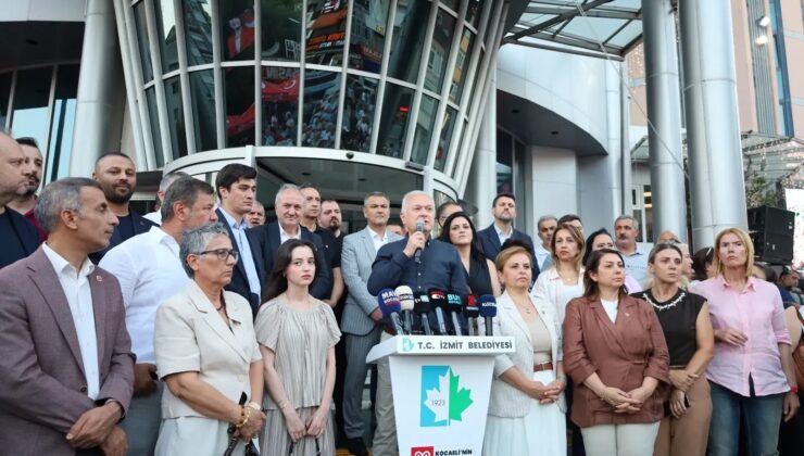 CHP’liler ikinci kez İzmit Belediyesi önünde bir araya geldi