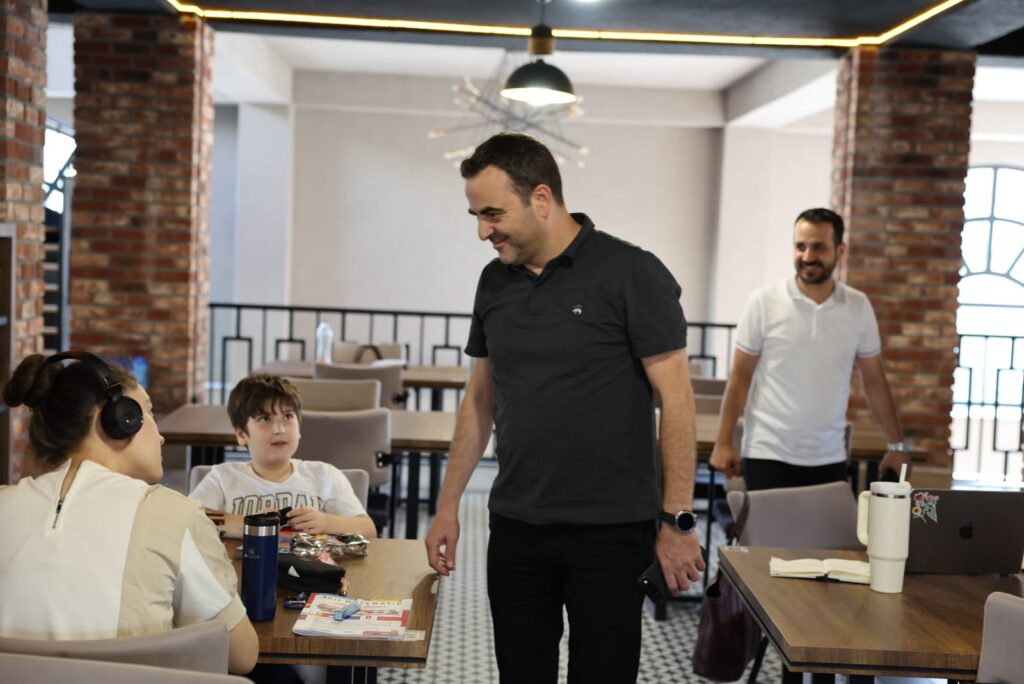Başkan Özlü, Kitaphane’de Gençlerle Buluştu 3 1