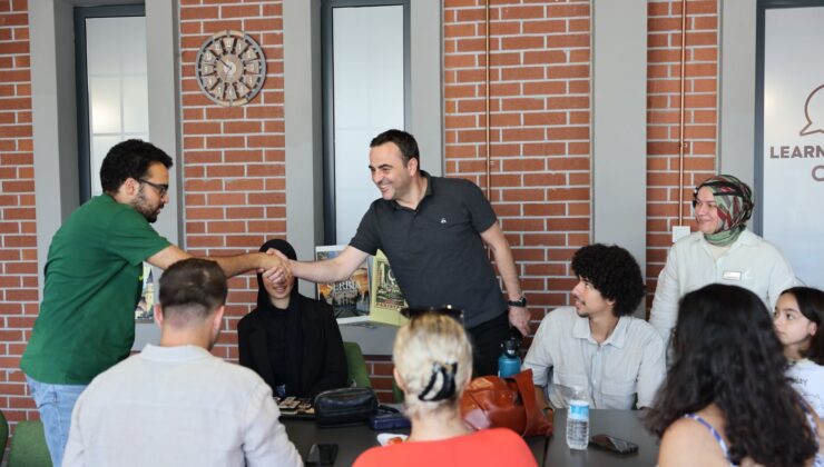 Başkan Özlü, Kitaphane’de Gençlerle Buluştu