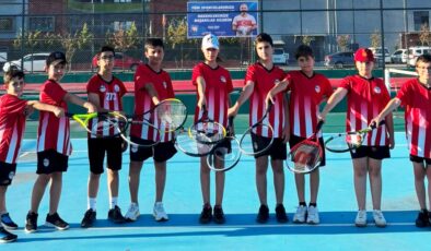 Körfez Belediyesi’nden gençlere ücretsiz tenis kursu