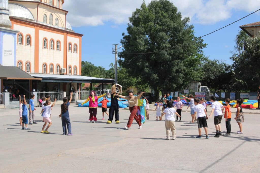 Korfezde cocuklar doyasiya egleniyor 2