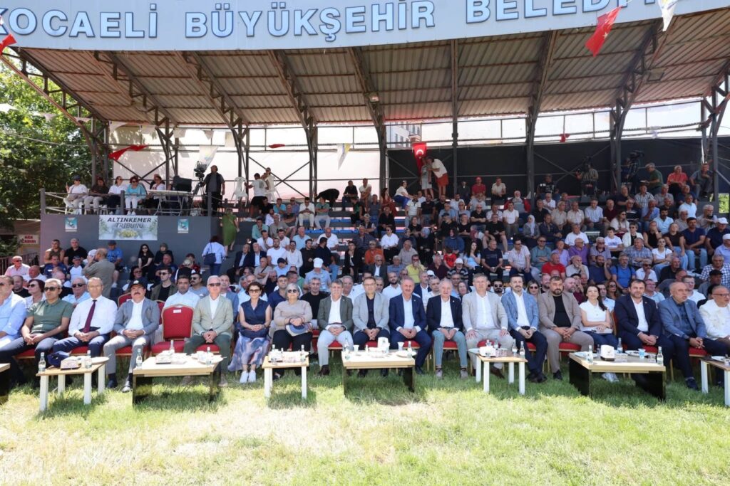 42. Karamürsel Altınkemer Yağlı Pehlivan Güreşleri Büyük Coşkuya Sahne Oldu 4 karamursel davetliler