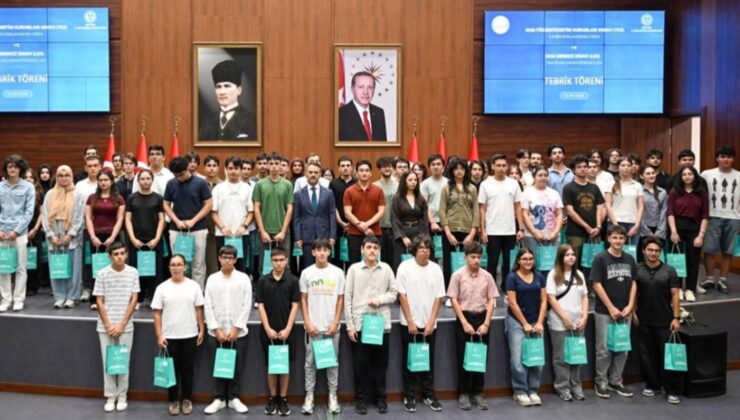 YKS ve LGS’de Dereceye Giren Öğrenciler, Ödüllerini Vali İlhami Aktaş’tan Aldılar