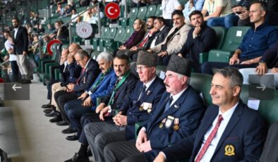 Vali Aktaş ve Milletvekili Hülagü, Kocaelispor maçını Gazilerle Beraber İzledi