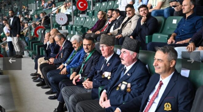 Vali Aktaş ve Milletvekili Hülagü, Kocaelispor maçını Gazilerle Beraber İzledi