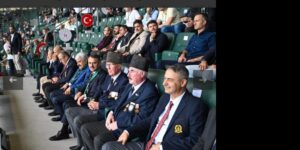 vali aktas ve milletvekili hulagu kocaelispor macini gazilerle beraber izledi
