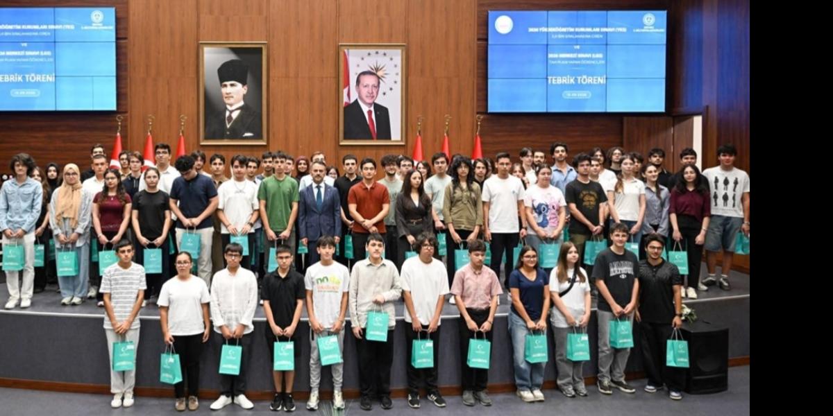 YKS ve LGS’de Dereceye Giren Öğrenciler, Ödüllerini Vali İlhami Aktaş’tan Aldılar